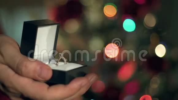 订婚戒指建议收手圣诞树背景视频的预览图