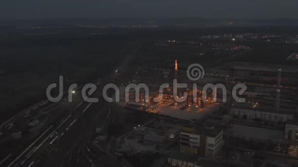 夜间化工厂视频的预览图