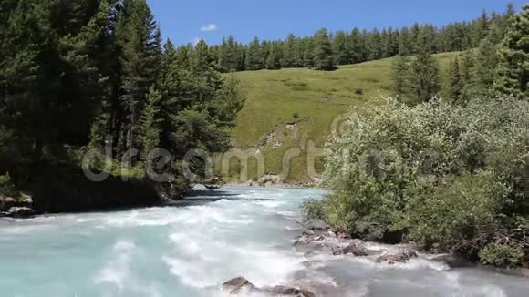 库什拉河流经阿尔泰山鲁西乌登桥过山河库什拉河阿尔泰山俄罗斯视频的预览图