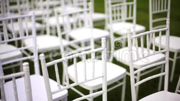 绿色草坪上的白色结婚椅没有装饰视频的预览图