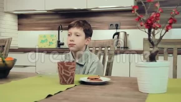 小男孩在厨房里吃饼干视频的预览图