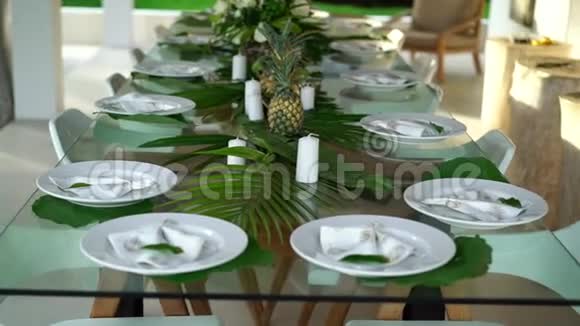 热带别墅的餐桌装饰视频的预览图
