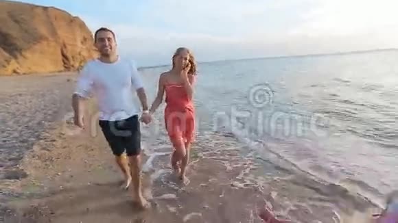 小女孩沿着大海向父母跑去视频的预览图