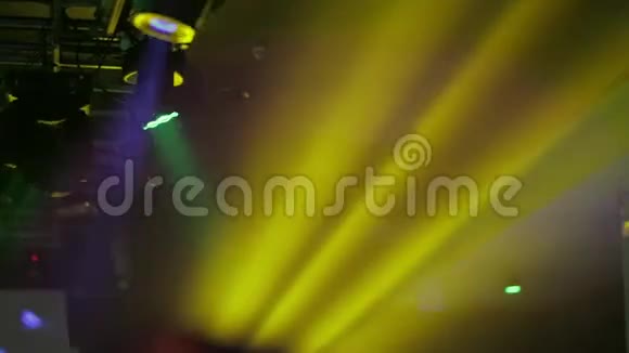 迪斯科舞厅的俱乐部灯光和彩色光线视频的预览图
