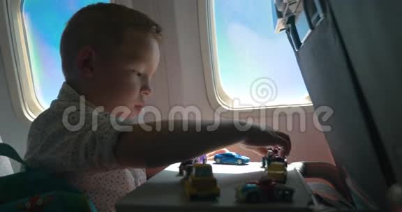 小男孩玩玩具车的特写镜头视频的预览图