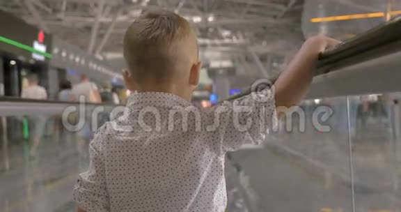 在贸易中心的自动扶梯上的小孩视频的预览图
