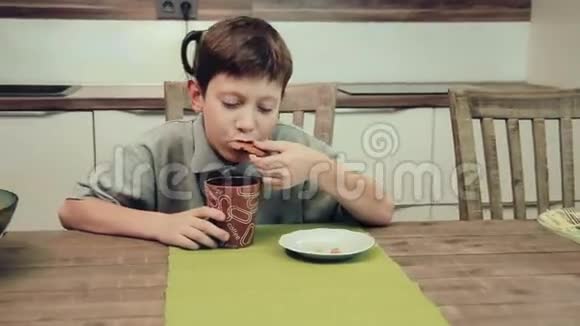 小男孩在厨房里吃饼干视频的预览图