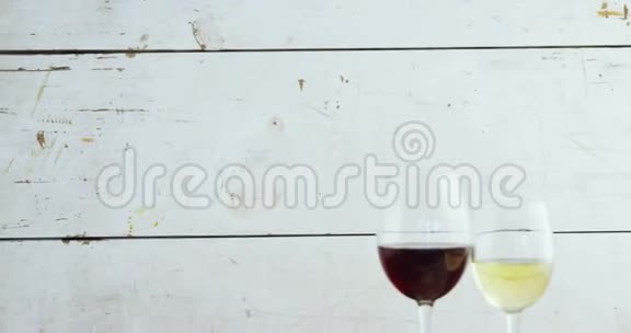 酒杯和木板上的各种水龙头视频的预览图