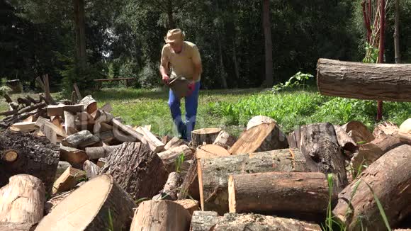 人用斧子砍木头冬季柴禾准备4K视频的预览图