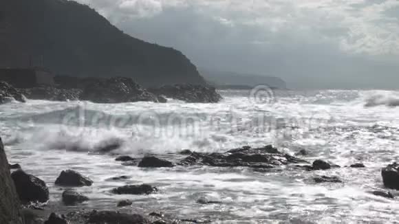 波涛汹涌的大海波浪撞击岩石视频的预览图