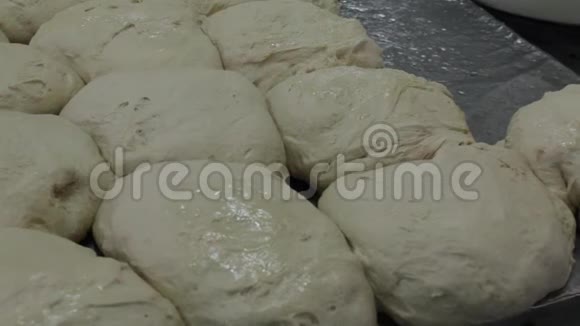 现代面包店的视频剪辑烤圆面包的准备生面团毛坯视频的预览图