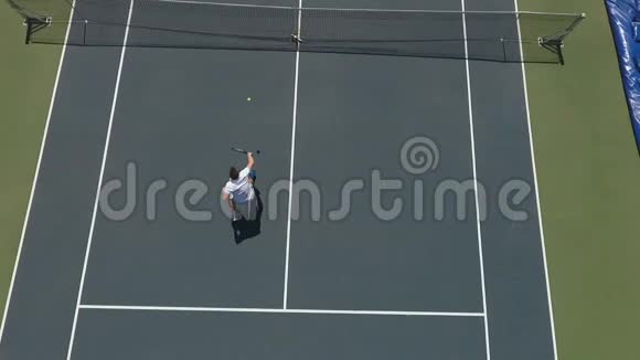 两个年轻人在户外的网球场打网球视频的预览图