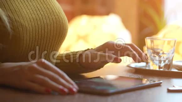 女士手使用智能手机在咖啡店和软光与老式过滤器视频的预览图
