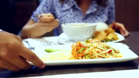 泰国咖啡厅年轻女子美味可口的饭菜米饭汤和木瓜沙拉3840x21604k视频的预览图