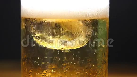 啤酒泡在玻璃里视频的预览图