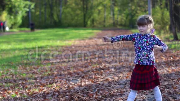 阳光明媚的秋天公园里小女孩扮演弓箭手视频的预览图