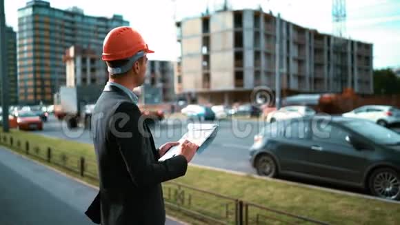 建筑工人建筑师看建筑纸图视频的预览图