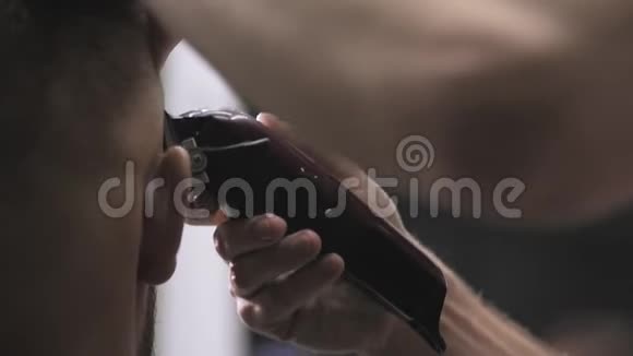 男式理发用电动剃须刀头发修剪整齐的发型视频的预览图