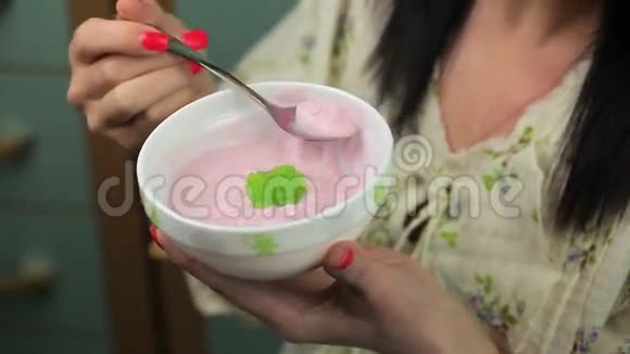 女人在厨房里吃酸奶视频的预览图