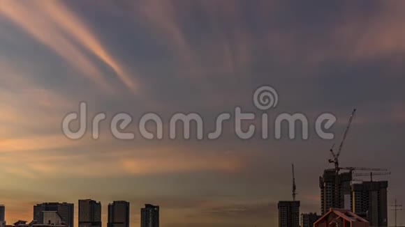 日落景色从黄昏到夜晚的新加坡市区天际线云彩移动视频的预览图