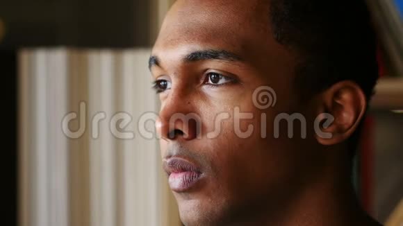 美国黑人青年男子脸侧视特写视频的预览图