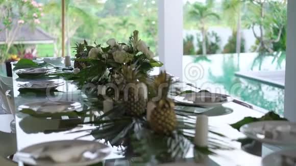 热带别墅的餐桌装饰视频的预览图