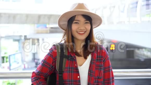 迷人的年轻微笑亚洲女性户外肖像在城市真人系列视频的预览图