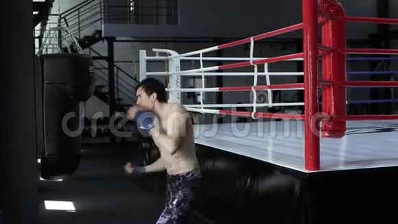 男子汉气概运动员拳击手MMA拳击手训练视频的预览图