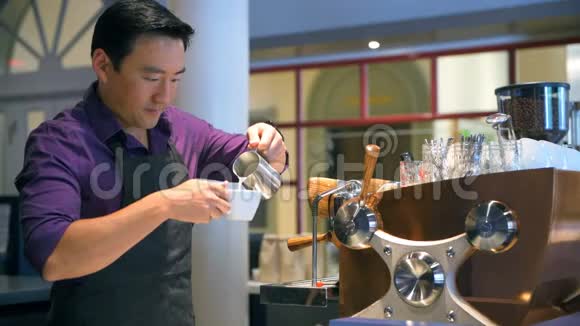 咖啡师在4k咖啡厅准备咖啡视频的预览图