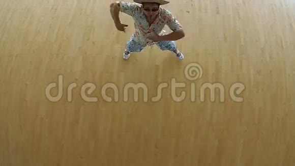 戴帽子戴太阳镜的微笑男人在健身房跳舞视频的预览图