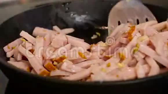 在厨房里的平底锅里放些蒜泥和炸鸡视频的预览图