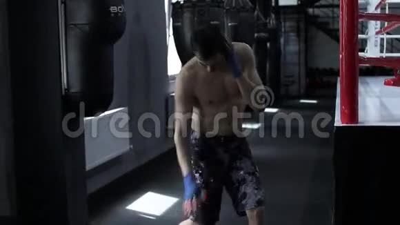 男拳击手用网球训练协调性视频的预览图