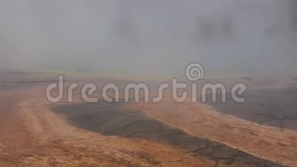 多云间阴天黄石国家公园森林景观中有蒸汽喷泉视频的预览图
