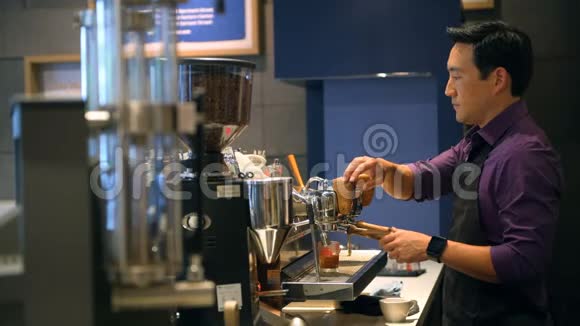 咖啡师在4k咖啡厅准备咖啡视频的预览图