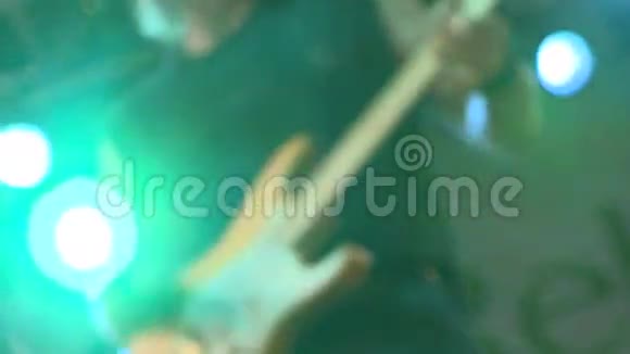 摇滚吉他手13人中有2人视频的预览图