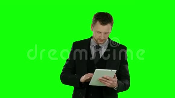 商人看着笔记本电脑里的东西生气绿色屏幕视频的预览图