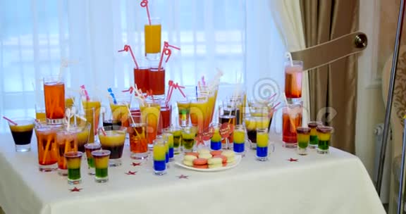 各种五颜六色的绿色蓝色黄色红色和白色美丽的酒精甜射手鸡尾酒新鲜饮料在视频的预览图