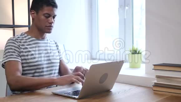 在笔记本电脑上工作的黑人竖起大拇指视频的预览图