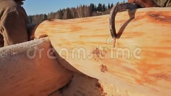 工作木匠连接原木加拿大角砌体加拿大风格木头做的木屋视频的预览图
