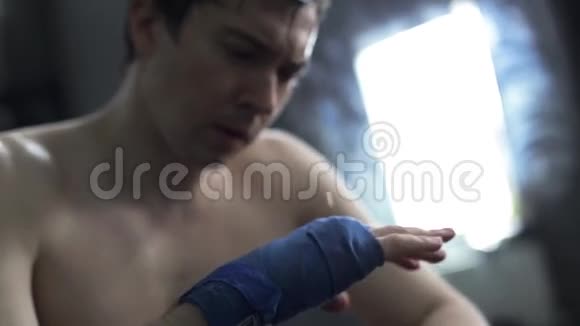 蓝拳绷带男拳手特写视频的预览图