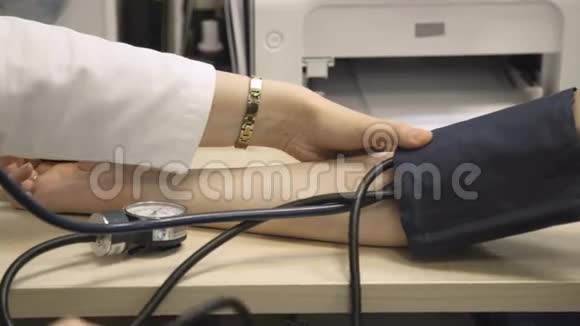 医生测量病人的血压视频的预览图