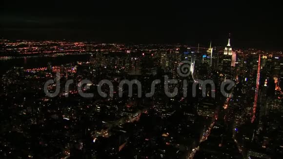 空中繁华的城市街道和天际线视频的预览图