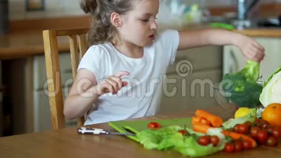 厨房里的小女孩切花椰菜视频的预览图