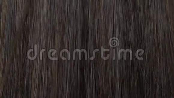 特写美丽的长光滑直棕色头发纹理视频的预览图