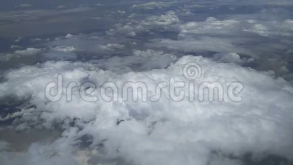 蓬松的云从飞机上看到的视频的预览图