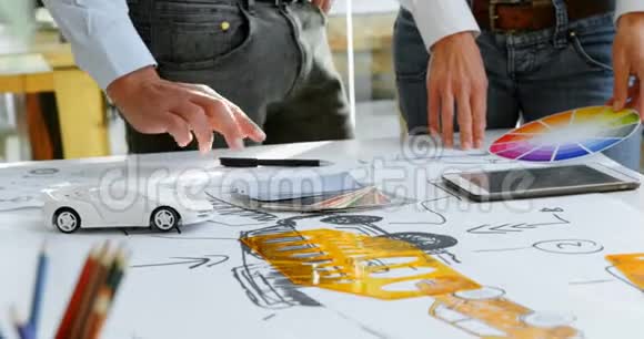 汽车设计师在办公室讨论模型车视频的预览图