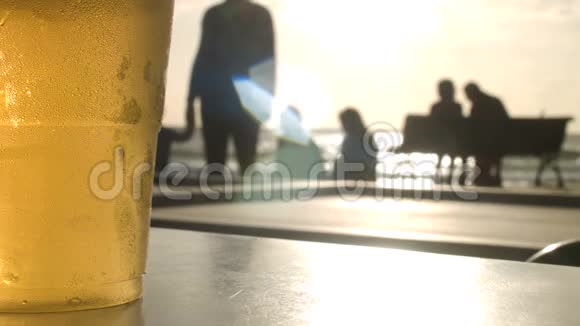 一杯啤酒向太阳看的人视频的预览图