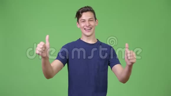 年轻英俊的少年竖起大拇指视频的预览图