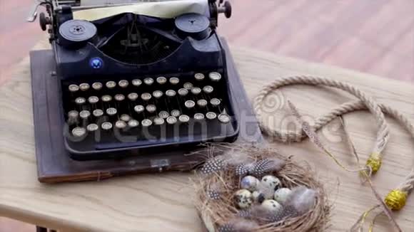 老式打字机老式装饰品和木桌上的巢视频的预览图