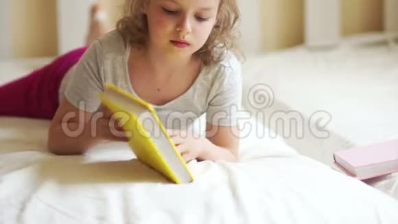 女孩躺在床上看书视频的预览图